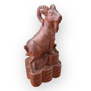Une statue d'une chèvre exquisamment sculptée, en bois de Huong, est présentée. - Product Image 6