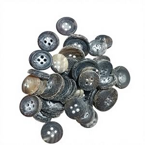 Boutons en corne écologiques personnalisés à 4 trous, forme plate, motif carré, perles en vrac, fournisseur pour vestes en jean et jeans B.S INTERNATIONAL - Product Image 1