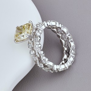 Anillo de Compromiso con Diamante Amarillo Cultivado en Laboratorio, Corte Radiante, Certificado por IGI, con Banda de Eternidad de Diamantes Marquise, Oro de 18K - Estilo Moderno - Product Image 3
