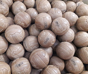 ลูกฟุตบอลย้อนยุค ลูกฟุตบอลวินเทจ ลูกฟุตบอลหนัง ลูกฟุตบอลโบราณ ลูกฟุตบอลรักบี้ ลูกฟุตบอลอเมริกัน ลูกบาสเกตบอล ของขวัญสำหรับองค์กร - Product Image 1