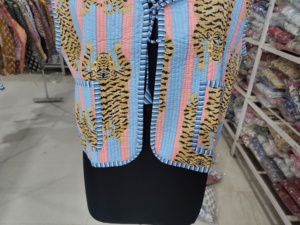 Chaleco bomber de algodón acolchado con estampado de rayas de tigre y flores, reversible, transpirable, de manga corta para mujer, regalo para ella. - Product Image 5
