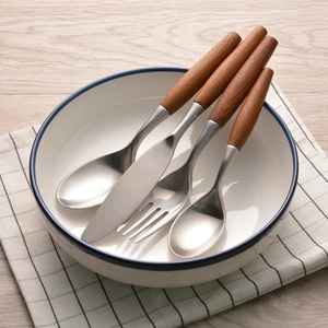 Ensemble de Cuillères et Fourchettes à Salade en Bois d'Olivier Naturel Fait Main, Ustensiles Écologiques en Bois, Cuillère à Salade Premium pour la Cuisine - Product Image 5