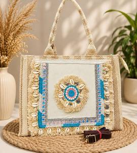 Sac fourre-tout bohème en jute tissé à la main avec perles coquillages, bandoulière et doublure en coton, fermeture ouverte, couleur unie, idéal pour le quotidien, la plage et les soirées - Product Image 2