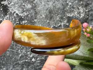 MN EXPORTS Bracelet jonc pour femme chrétienne en corne de vache véritable, artisanal de luxe, design animal moderne, bijou en corne naturelle, cadeau - Product Image 3