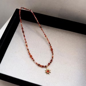Collar de cuentas de ágata roja con colgante de sol dorado, gargantilla bohemia, joyería delicada, collar minimalista en capas - Product Image 1