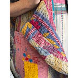 กระเป๋าผ้าแคนวาสปักลายเดซี่แบบเปิดปิดได้ ทำมือสไตล์วินเทจจากราชสถาน สำหรับผู้หญิงใช้ในชีวิตประจำวัน - Product Image 2