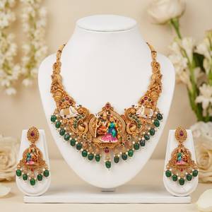 Conjunto nupcial chapado en oro: Collar choker, pendientes colgantes y tikka étnico de circonita. Última tendencia para bodas, compromisos y aniversarios. - Product Image 1