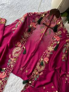 ชุดอินโดเวสเทิร์น 3 ชิ้นสุดหรูหรา ผ้าไหมรังโกลี ประกอบด้วยเสื้อคลุม โดติ และเสื้อปักลายเลื่อมวิบวับ - Product Image 2