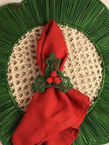 Anneau de serviette de Noël de luxe en raphia tressé à la main, motif Iraca Palm et baies de houx, durable, pour décoration de table de dîner festive - Product Image 1