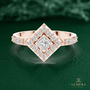 Bague géométrique ronde avec halo de diamants et accent en forme de cerf-volant, bande micro-pavée droite polie, bague minimaliste pour petite amie - Product Image 2