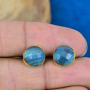 Boucles d'oreilles clous en quartz Monalisa bleu naturel, forme ronde, finition or 18 carats sur argent sterling 925 - Product Image 1