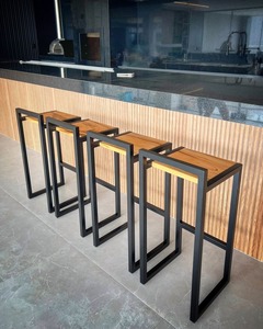 Tabourets de bar modernes et écologiques, sièges en bois, structure en métal noir, design minimaliste, meubles de comptoir de cuisine - Product Image 1