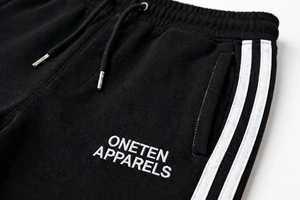 ONETEN APPARELS กางเกงวอร์มสีดำสำหรับผู้ชาย มีแถบสีขาวด้านข้าง เอวยางยืด มีเชือกผูก เอวสม็อค กางเกงจ็อกเกอร์ลำลองสำหรับออกกำลังกาย - Product Image 6