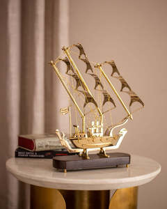 Maqueta de Barco Art Deco Hecha a Mano en Latón y Madera, Modelo Compacto con Patrón Geométrico Abstracto, Decoración de Mesa para Sala de Estar - Product Image 1