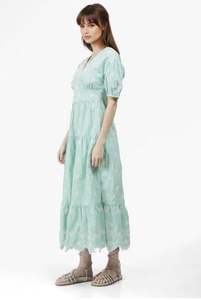 เดรสยาวแม็กซี่ผ้าชีฟองพิมพ์ลายทางตัดกัน คอวี แขนครึ่งแขน สำหรับผู้หญิง ทรงพลิ้ว ไซส์ใหญ่ ดีไซน์เดรสยาวคลุมเท้า - Product Image 4