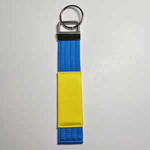 Llavero de Tela Roja y Negra con Anillo Metálico, Diseño Estilo Cinturón de Artes Marciales - Product Image 2