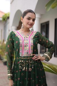 Nueva Colección de Diseñador para Navratri: Vestidos Anarkali de Georgette Sintética con Estampado Laheriya y Trabajo Kutche, Vestidos Navratri con Gran Vuelo - Product Image 4