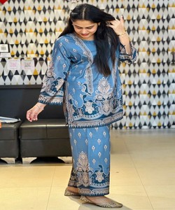 ชุดเซ็ตพิมพ์ลายดิจิตอลผ้าเรยอนทันสมัย สวมใส่ได้ทุกวัน ราคาขายส่ง เสื้อผ้าชาติพันธุ์ สีน้ำเงิน - Product Image 2
