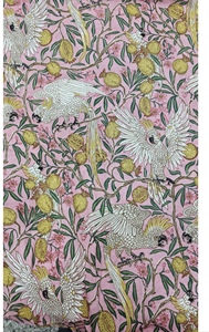 Exportador de Tela 100% Algodón con Diseño Impreso de Última Moda, Tela de Algodón Estampada en Rosa con Patrón de Cacatúas Blancas y Granadas - Product Image 1