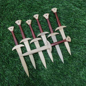 Épée romaine artisanale en bois miniature, pour entraînement médiéval et cosplay, à prix de gros - Product Image 2