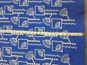 Tissu en coton doux bleu roi en gros avec broderie géométrique carrée blanche et motif cachemire pour vêtements de créateurs - Product Image 4
