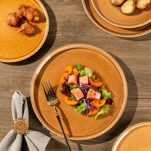 Ensemble d'assiettes en céramique ambrée rustique, finition brillante riche, design empilable robuste, parfait pour des tables chaleureuses et accueillantes - Product Image 3