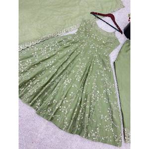 Robe de soirée brodée de créateur avec tenue de soirée Dupatta avec travail séquentiel - Product Image 5