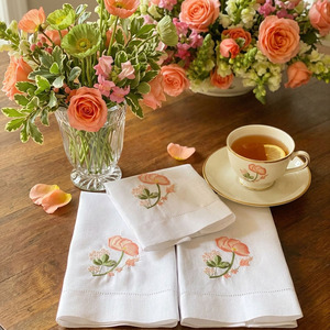 Toalla de invitado clásica de lino blanco hecha a mano al por mayor, servilleta de té con bordado personalizado de flores bonitas y dobladillo, lavable a máquina para el hogar. - Product Image 1