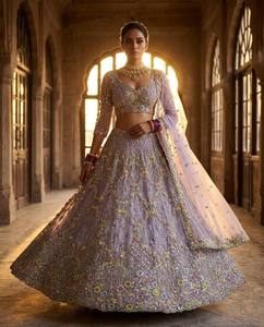 Conjunto de Lehenga Verde Bordado con Flores y Cuentas, Vestido Estilo Bollywood con Dupatta para Ceremonia de Boda - Product Image 4