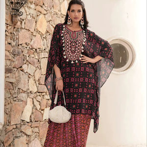 Ensemble Fusion Jupe Drapée et Kaftan Brodé Noir Style Bohème et Gypsy - Product Image 1