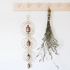 Guirlande de clochettes métalliques avec finition vieillie et accroche en corde naturelle pour la décoration de porte, porche, jardin, fenêtre et maison de campagne - Product Image 6