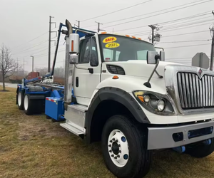 Camión de trabajo pesado International WorkStar 7600 Roll Off Truck 6*4 con transmisión manual, usado, listo para enviar, años 2015-2018, en venta. - Product Image 4