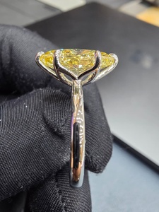 Bague en platine sertie de diamants de qualité supérieure pour femmes, bijoux de mariage élégants et minimalistes avec un attrait de mode contemporain - Product Image 3