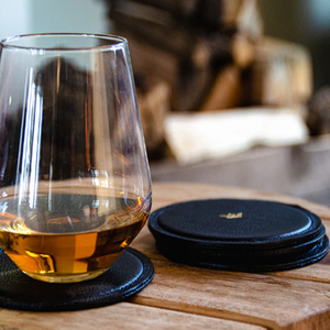 Ensemble de 4 dessous-de-verre ronds en cuir noir de qualité supérieure avec bordure cousue - Product Image 3