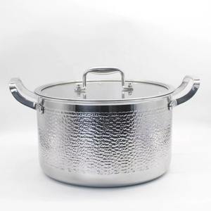 Olla de acero inoxidable más vendida con tapa de vidrio, ideal para cocinar con metal, que promueve la confianza en una cocina de alto calor y gran sabor. - Product Image 3