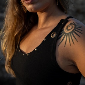 Top Estilo Boho con Detalle de Flor de Latón, Diseño Hecho a Mano para Festivales, Yoga y Uso Diario, Suave y Cómodo - Product Image 2