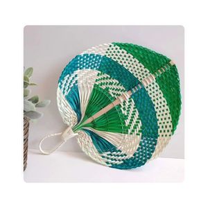 Abanico de bambú tejido disponible para utilería práctica y creativa en estudios de fotografía y paquetes de artículos para huéspedes de hoteles boutique. - Product Image 2