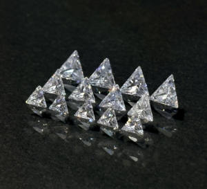 Vente en gros de pierres de moissanite blanches de haute qualité, de laboratoire, taille trillon, avec effet de couleur et de feu, 3mm-10mm, 0.1-5.0 carats, traitées thermiquement, troisième génération - Product Image 5