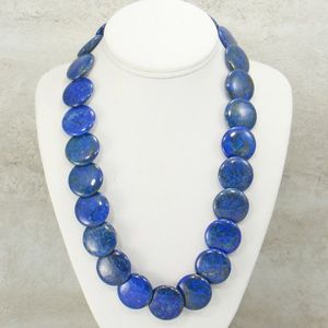 Collier en résine sculptée vintage pour hommes et femmes, look traditionnel avec une touche moderne - Product Image 3