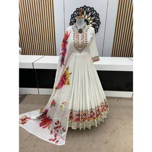 Robe pantalon pour femme en flanelle écologique attrayante, broderie peinte à la main, travail de séquence, avec dupatta blanc, longueur genou - Product Image 1