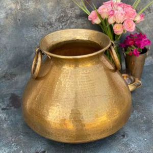 Pot à anse en laiton martelé, récipient décoratif en laiton vintage, urne en laiton artisanale, jardinière en laiton martelé de style antique - Product Image 1