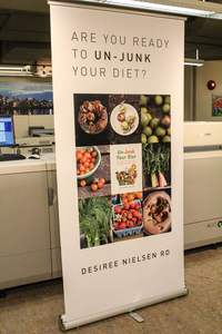 Expositor de Banner Impreso de Primera Calidad |   Soporte Ligero y Portátil de Aluminio para Pancartas Enrollables |   Promoción Publicitaria Moderna - Product Image 5