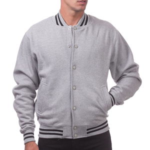 Chaqueta estilo universitario gris para hombre con mangas tonales, ribete acanalado negro y cierre de botones a presión, moda urbana. - Product Image 1