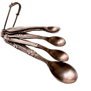 Ensemble de cuillères à mesurer traditionnelles en cuivre avec marquages précis pour la pâtisserie, la cuisine et la préparation des aliments, décoration intérieure - Product Image 3