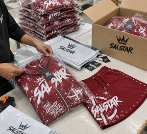 ชุดกระโปรงมีฮู้ดประดับเพชรพลอยสีเบอร์กันดีสำหรับผู้หญิง เสื้อฮู้ดพิมพ์ลายกราฟิกแบบกำหนดเองและกระโปรงสั้น ชุดเซ็ตเสื้อผ้าสตรีทแวร์ 2 ชิ้น - Product Image 5