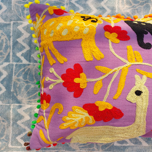 Funda de cojín Suzani hecha a mano en India, todos los tamaños, bordado colorido con motivos de animales fantasiosos y fundas con pompones coloridos. - Product Image 4