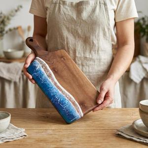 Planche à découper en bois et résine époxy décorative, faite à la main, pour la cuisine, la préparation des aliments et le service - Product Image 2