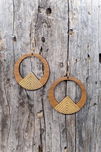 Pendientes de Madera Circulares con Diseño de Flecha Geométrica y Detalles en Dorado, Joyería de Madera Hecha a Mano - Product Image 5