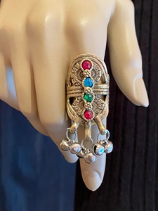 Anillo Tribal Afgano Elaborado con Tres Capas de Metal, Centro de Turquesa Pulida y Arte Detallado - Product Image 3