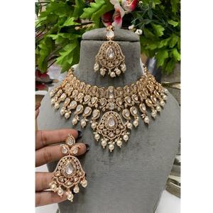 Conjunto de Collar, Pendientes y Tikka de Latón Chapado en Oro con Aspecto de Polki para Bodas, Fiestas y Regalos para Mujeres - Product Image 1